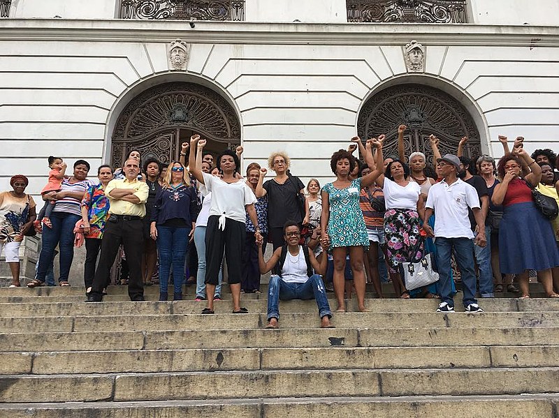 Após ter espetáculo cancelado em cima da hora, roteirista, diretora, atriz e espectadoras protestam nos degraus da Câmara Municipal