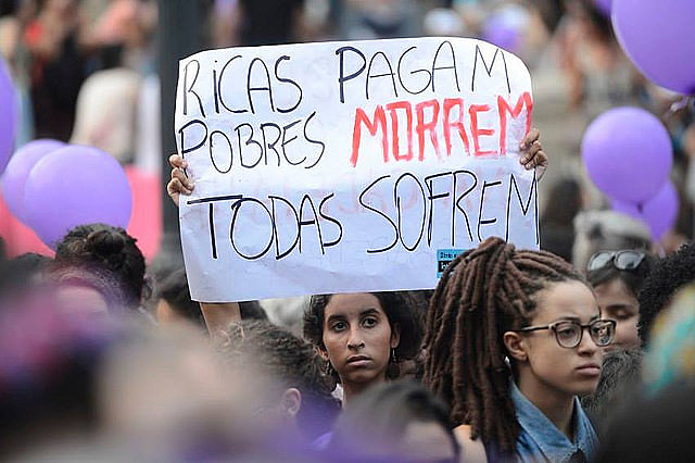 "Las mujeres ricas pagan. Las pobres se mueren", se lee en la pancarta durante protesta realizada por la legalización del aborto