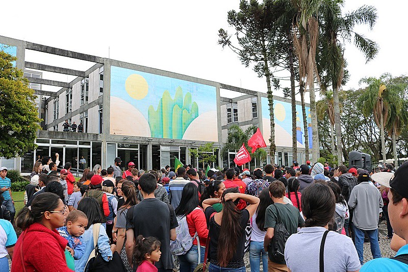 A marcha foi simbolicamente liderada por famílias haitianas que moram nas ocupações, que abriram a manifestação levando a bandeira