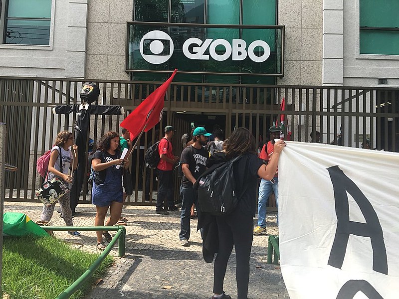 Na ocupação cartazes nomeiam a Rede Globo de Tribunal Federal da Injustiça e denunciam as investigações que a corporação carrega.