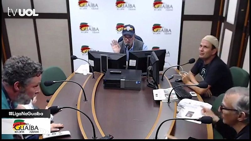 Momento em que Juremir (baixo, dir.) protesta, se levanta da cadeira e deixa o programa