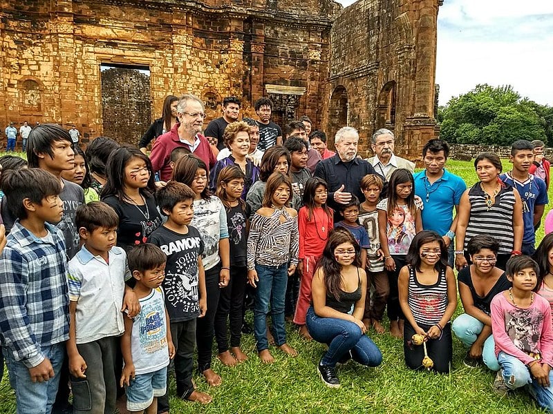 Indígenas da etnia Kaingang conversaram e tiraram fotos com o ex-presidente Lula
