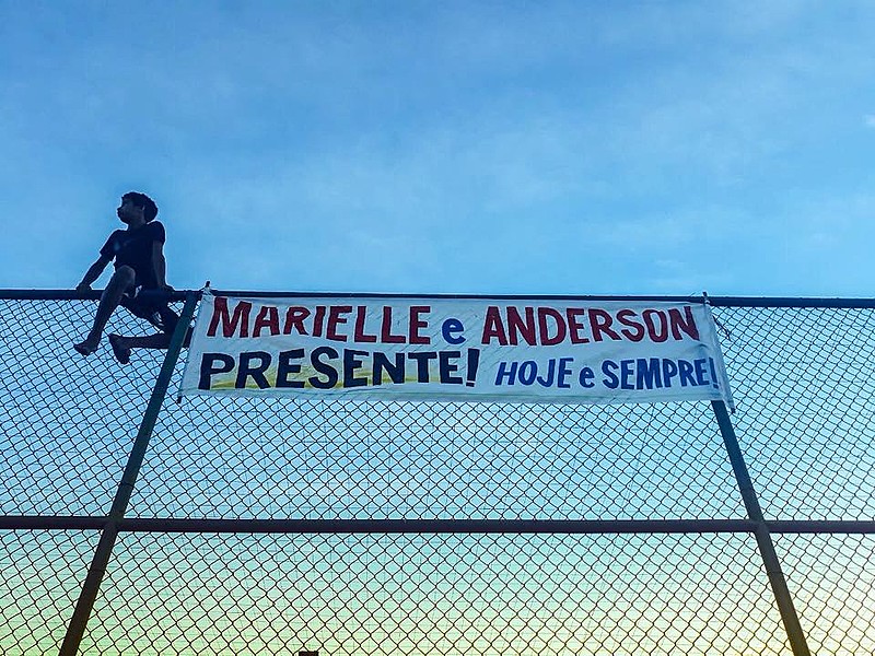 Faixa homenageia a memória de Marielle Franco no Complexo do Alemão (RJ)