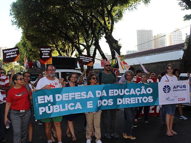 Em Salvador, docentes, servidores e discentes realizam atos em defesa das universidades públicas