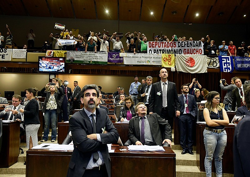 Galerias com acesso restrito a quem tinha senhas e plenário movimentado por articulações marcaram primeiro dia de votações de "pacotaço"