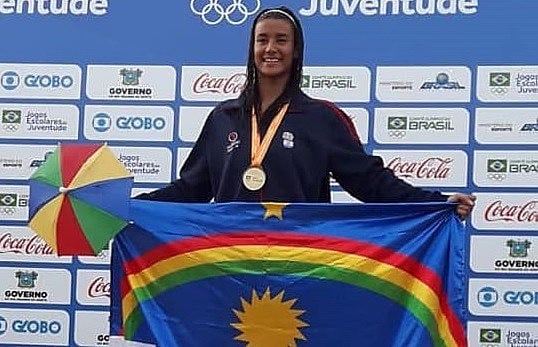 A atleta Julia Góes quebrou o recorde da prova de natação de 50m costas