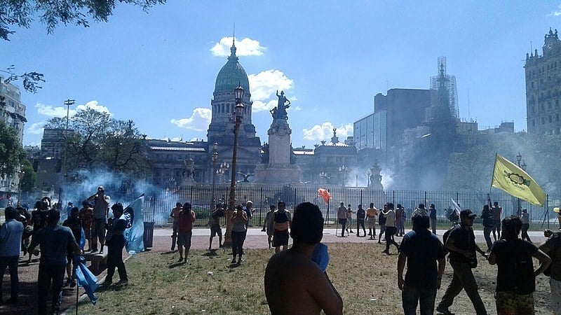 Nos arredores do Congresso, forte efetivo policial impediu protesto popular com bombas de gás e outros artefatos