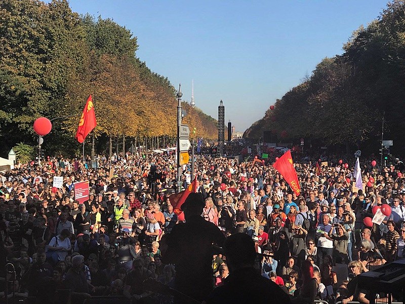 Organização estima que mais de 240 mil pessoas se reuniram no sábado contra o racismo, a xenofobia e a extrema-direita