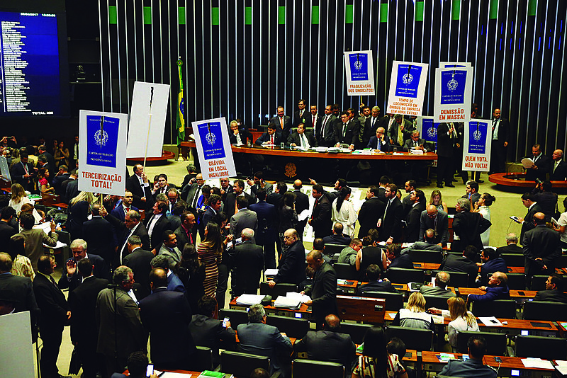 Na Câmara, o processo do impeachment foi aceito por 367 votos a favor, ou seja, mais de três quintos da casa