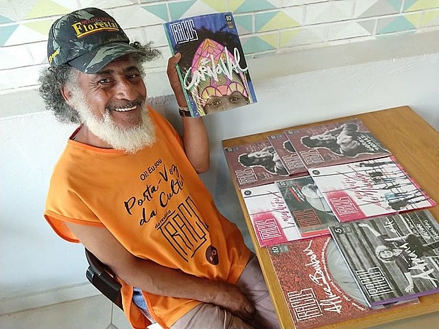 "Hoje, em vez de drogas, eu sou viciado na leitura. Tudo que pego eu leio", conta o vendedor Francisco Carlos da Silva Bezerra