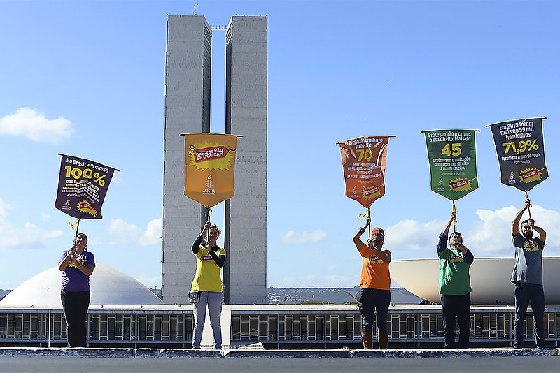 Ato simbólico, em Brasília, marca o lançamento da petição contra 139 PL's que violam os direitos humanos, no Senado e na Câmara