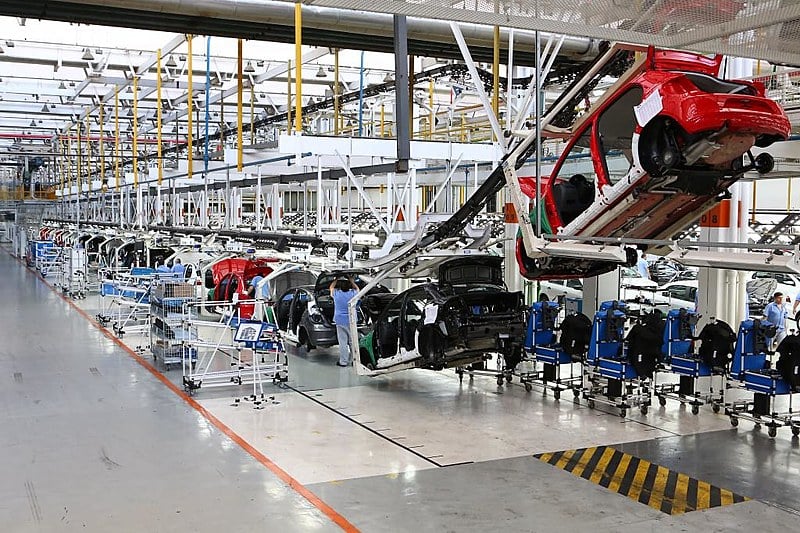 Na comparação com novembro de 2018, o setor industrial registrou queda de 1,7%, com resultados negativos em dez dos quinze locais pesquisado