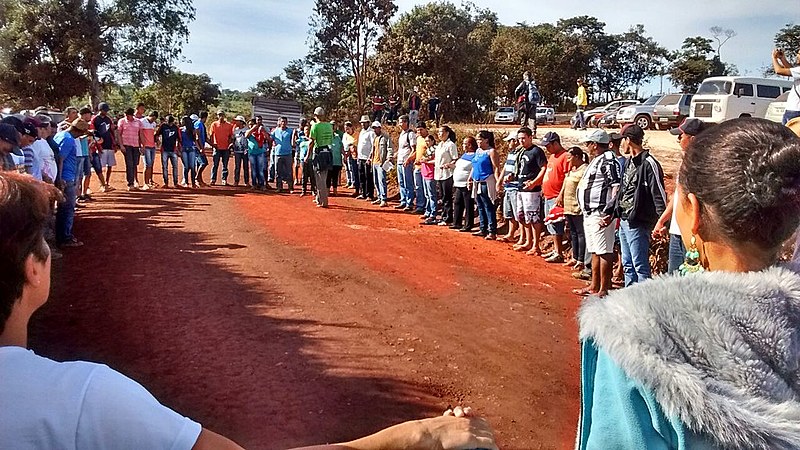 Manifestantes denunciaram a grande quantidade de poeira produzida pelo trânsito intenso de caminhões e carretas