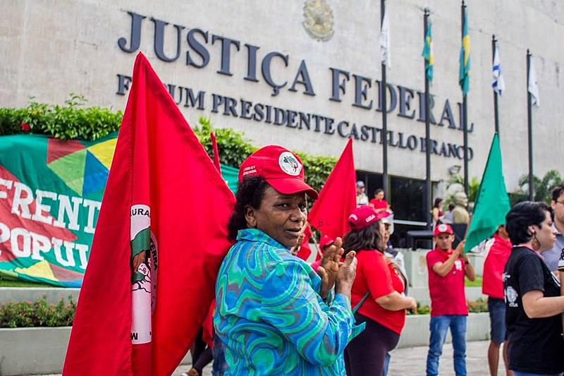 Militantes de movimentos populares sustentam vigília por Lula na Praça da Justiça