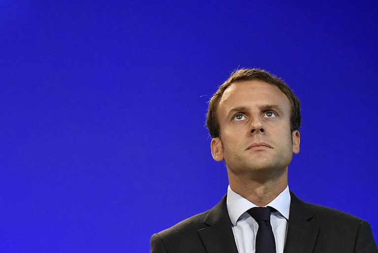 "Nossa casa está queimando. Literalmente. A Amazônia -- os pulmões que produzem 20% do oxigênio do planeta -- está em chamas", disse Macron