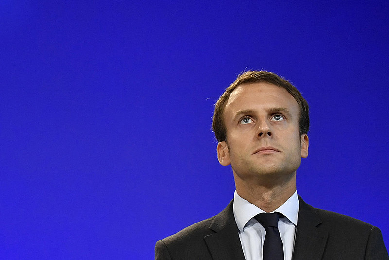 "Nossa casa está queimando. Literalmente. A Amazônia -- os pulmões que produzem 20% do oxigênio do planeta -- está em chamas", disse Macron