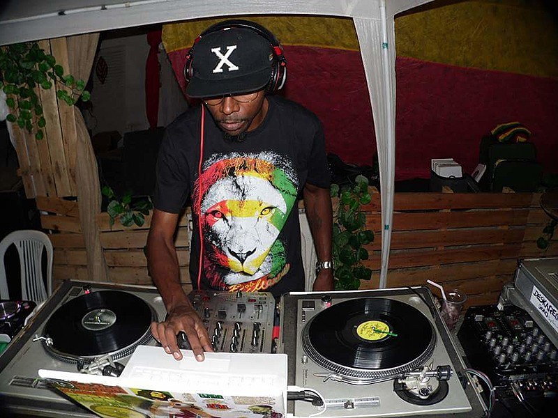 Treze atrações comandarão a noite, entre grupos de reggae, MC’s, bandas de rock e outros ritmos