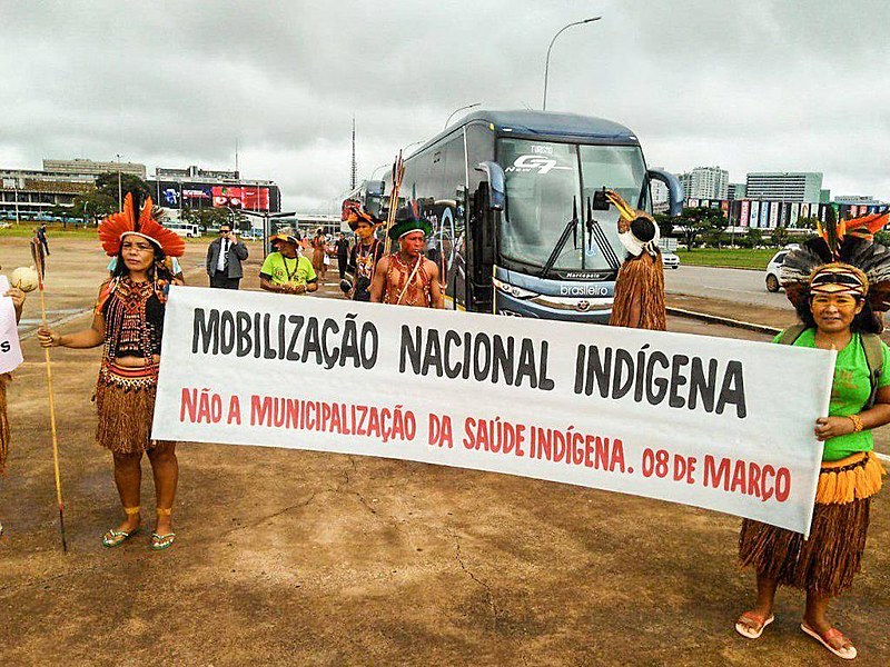 Indígenas marcharam em Brasília no primeiro semestre deste ano em razão do desmonte da saúde.