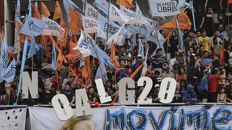 Em um protesto na Argentina, integrantes de movimentos populares se manifestam contra a Cúpula: "não ao G20".