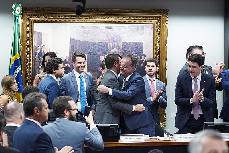 Após sessão eletrizante, governo e aliados comemoram aprovação do texto-base, sob protestos da oposição