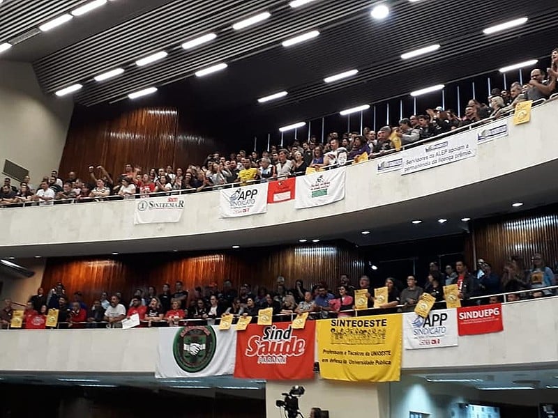 Centenas de servidores públicos lotaram as galerias, protestando e pressionando os deputados para votarem contra o projeto