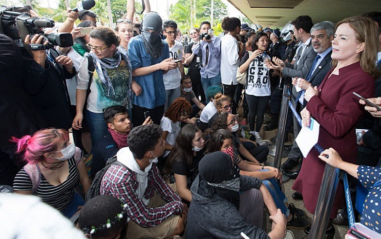 Senadores petistas conseguiram um acordo para que estudantes acompanhassem a sessão