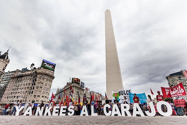 Na Argentina, as manifestações ocorreram na capital, Buenos Aires, sob o slogan "Yankees al Carajo"