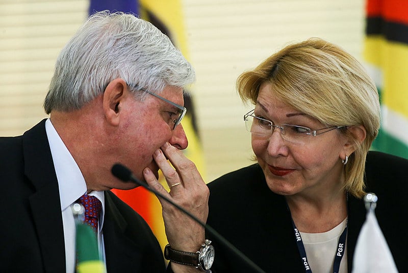 Ortega (dir.) ao lado do ex-procurador Rodrigo Janot em encontro no Brasil