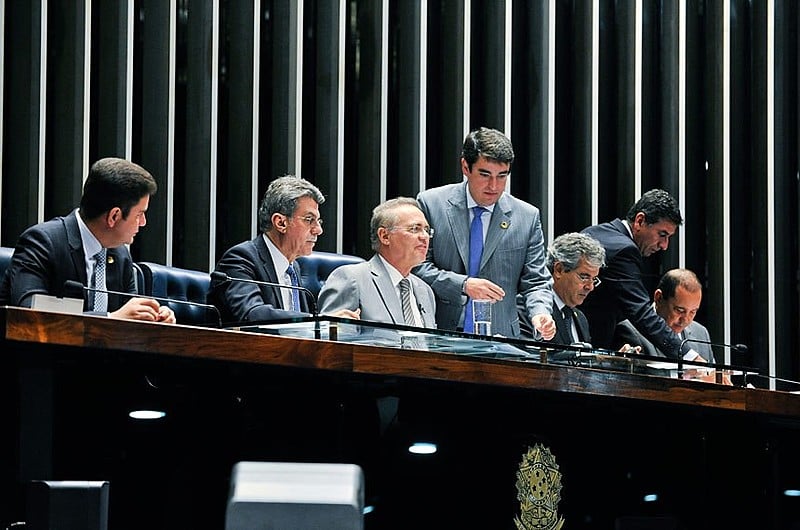 Calheiros manteve o procedimento de leitura e comunicou que as cópias do relatório seriam entregues aos senadores