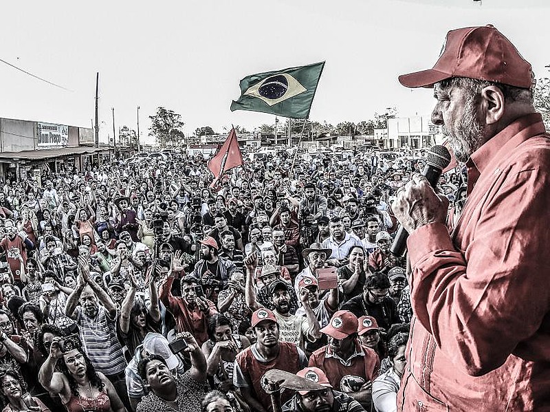 Lula em uma das caravanas pelo Brasil que realizou no ano passado