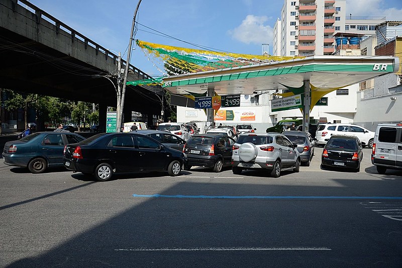 Aumento do preço dos combustíveis leva a crescimento de filas nos postos de gasolina