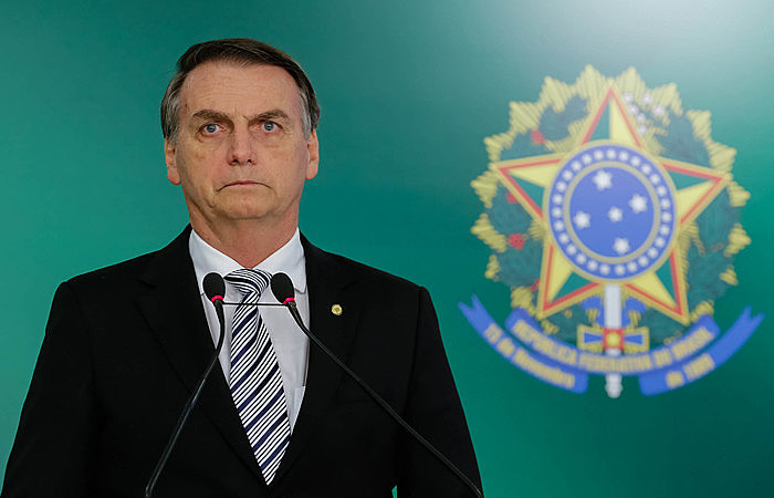 Quando Bolsonaro diz “eu não peço, eu mando”, ele está apenas em seu momento Olavo de Carvalho, fazendo o papel de bobo da corte