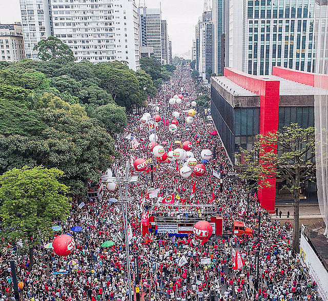 Organizadores da manifestação na Avenida Paulista estimam que reuniram 200 mil pessoas