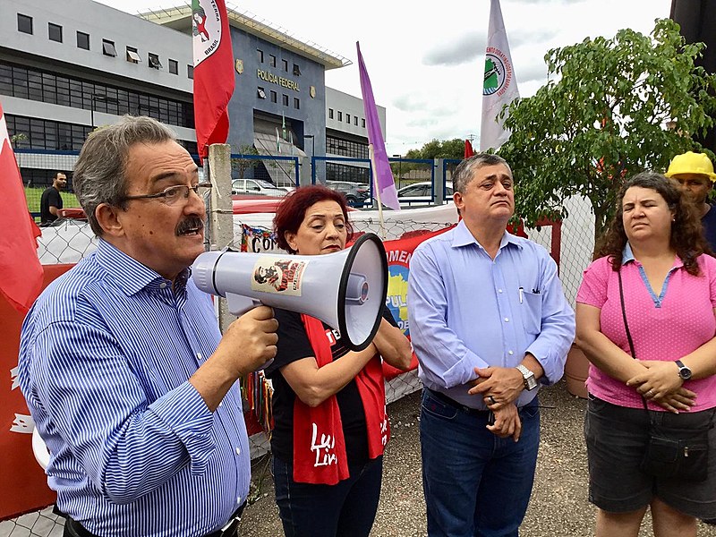 O vice-presidente do PT Luiz Dulci, e o deputado federal José Guimarães (PT-CE), após a visita ao ex-presidente Lula nesta quinta-feira (14)