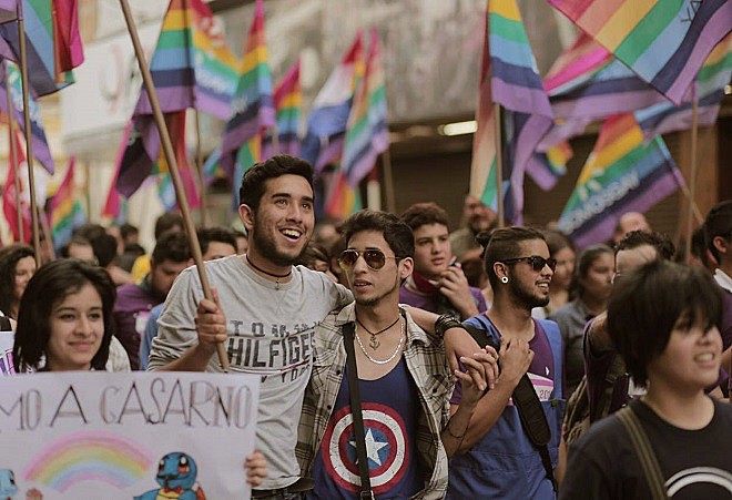 Dezenas de pessoas, a maioria jovens, marcharam em Assunção por mais direitos