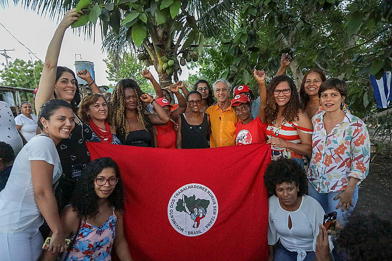 Famílias do Assentamento Paulo Cunha recebem a visita do cantor Caetano Veloso