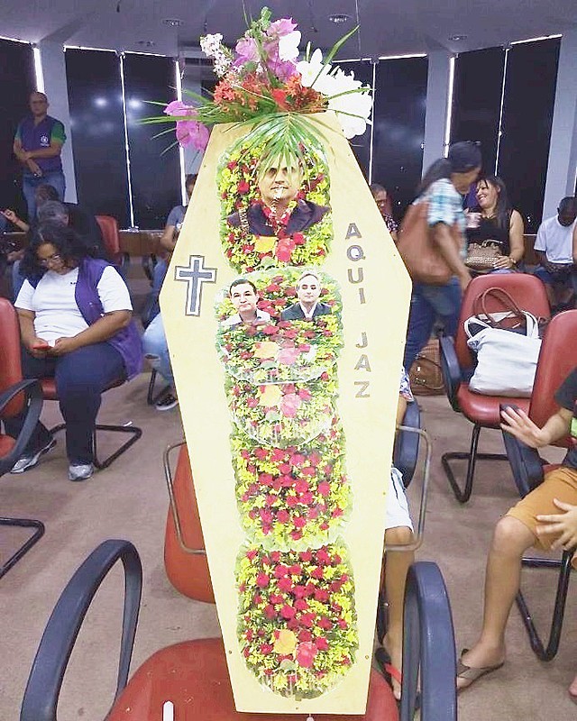 Caixão com foto do Prefeito Luciano Cartaxo no Plenário da CMJP