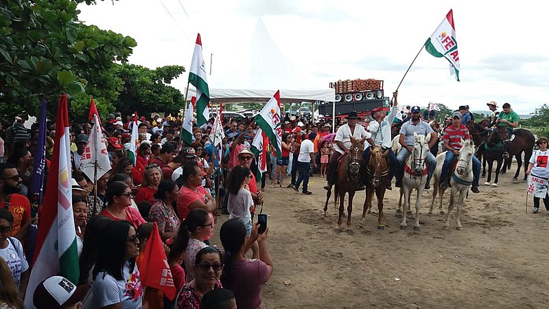Manifestação começou com carreata em direção à cidade