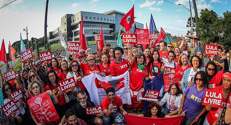 Militância da Vigília Lula Livre em frente a Superintendência da Polícia Federal no dia 6 de dezembro