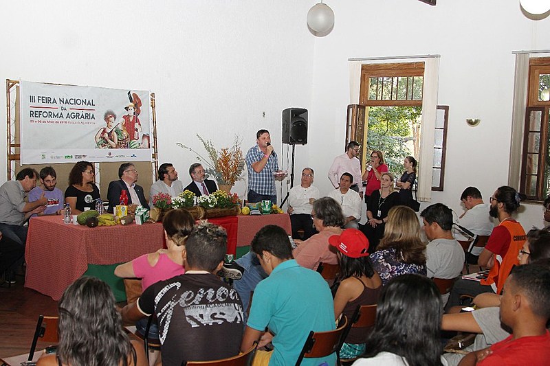 Ato de abertura da feira reuniu políticos e líderes do MST