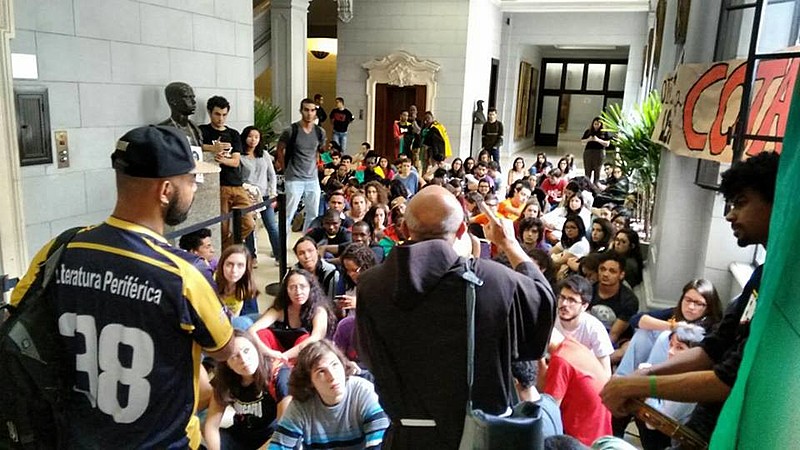 Alunos realizam paralisação para pressionar a aprovação das cotas raciais durante reunião da Congregação