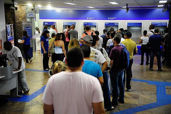 Agência da Caixa no Rio tem fila para o saque do FGTS de contas inativas
