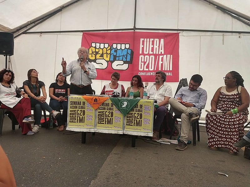 O debate “Como paramos o avanço da direita na região?” reuniu centenas de participantes na praça do Congresso Nacional em Buenos Aires