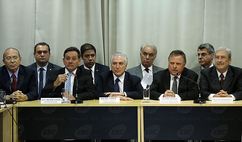 Temer está em negociação com a bancada ruralista para desmontar da legislação de agrotóxicos no Brasil.