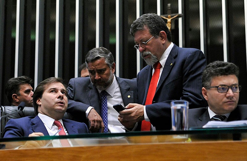 Deputados do PT em conversa com o presidente da Câmara, Rodrigo Maia (à esquerda), durante a ordem do dia nesta quarta-feira à tarde