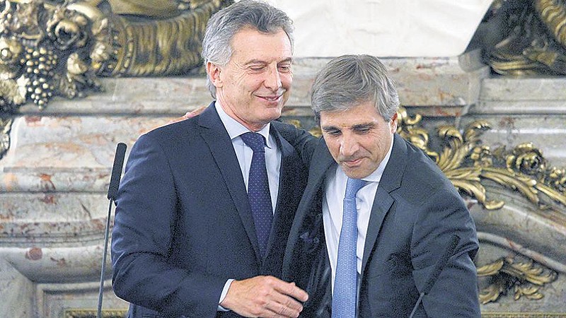 O presidente argentino Maurício Macri e Luis Caputo, ex-secretário e ex-ministro de Finanças de seu governo, agora ex-presidente do BC