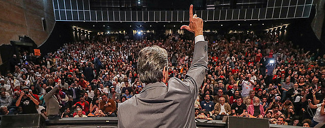 Fernando Haddad fala ao auditório do TUCA, em São Paulo