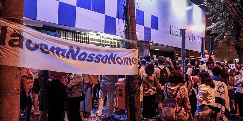 Protesto realizado por jovens judeus na frente da Hebraica, no Rio de Janeiro