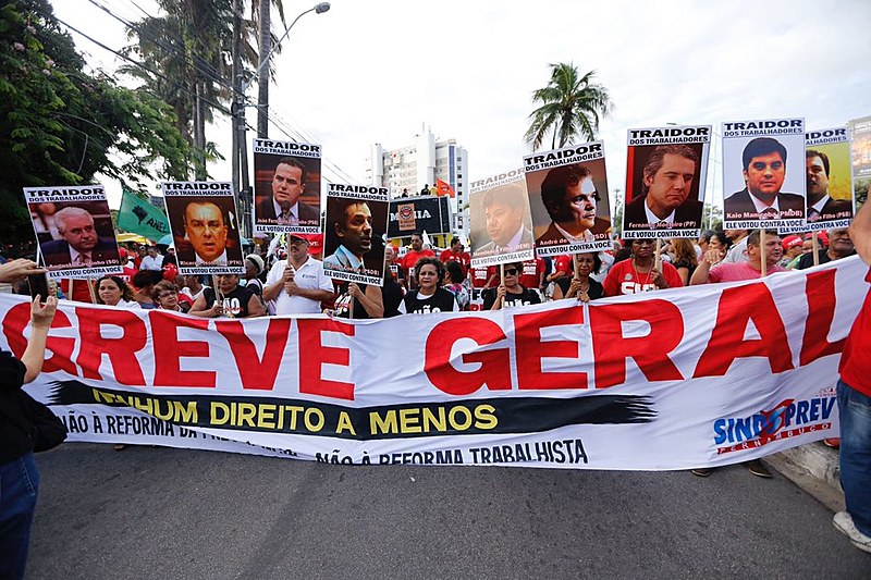 Em Recife, manifestação reúne 50 mil pessoas em dia de greve geral, segundo organizadores
