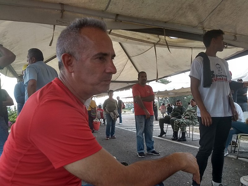 Dirigente chavista lidera resistência na fronteira da Venezuela com a Colômbia